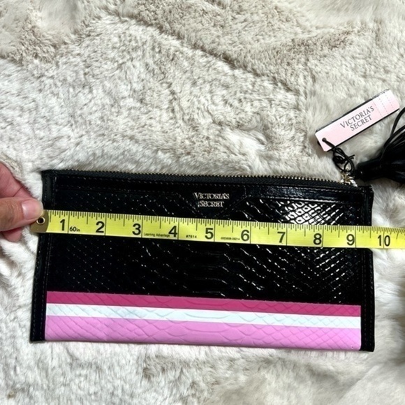 ⭐️⭐️Victoria's Secret Zippered  Croc Snakeskin Clutch - Picture 9 of 10